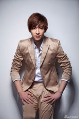 组图：邓伦花样西装写真 韩范美男青春时尚