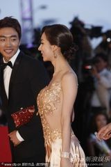 组图：裴素恩走红毯大胆裸露 性感美背一览无余