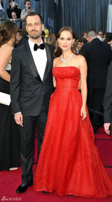 高清组图：娜塔丽-波特曼携未婚夫本杰明晒恩爱