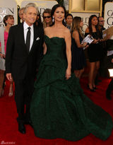 高清图：迈克尔-道格拉斯携娇妻凯瑟琳亲密亮相 