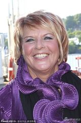 组图：盖尔红裙撑《一线牵》甜蜜笑容走红毯