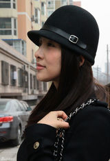 高清组图：贾青街拍LOOK黑色大衣搭配特色帽子