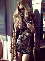 组图：超模罗茜-汉丁顿登《Vogue》秀美腿