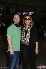 组图：老牌歌手李蕙敏与新婚外籍丈夫甜蜜返港