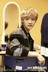 组图：EXO风云榜私房照曝光 成员卖萌变Rocker