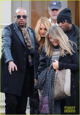 组图：布莱克-莱弗利和母亲 现身《绯闻女孩》片场