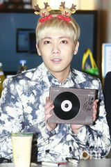 组图：FTISLAND圣诞造型出席新专辑签名会