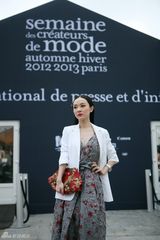 组图：霍思燕黑白长裙亮相巴黎复古优雅