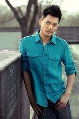 组图：张译文轻松休闲装写真 提升型男气质