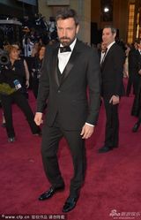 组图：阿弗莱克携爱妻亮相 无缘导演失落