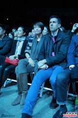 组图：许茹芸新婚首唱 与老公台上牵手拥抱