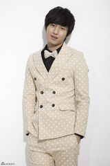 组图：成毅时尚潮男写真变波点控