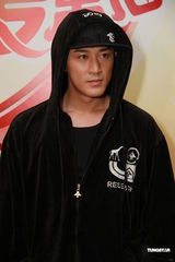 组图：容祖儿林峰为慈善开唱 高海宁性感吸眼球