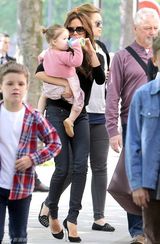 组图：贝嫂抱女出街爱子护驾 哈珀挖鼻吮指呆萌