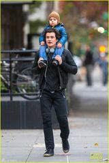 组图：米兰达开心赴日 前夫带萌子显父爱