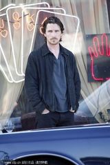 组图：贝尔现身电影片场 胡须拉碴落寞数钞票