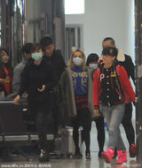 组图：蔡依林机场戴兔耳朵扮可爱 见镜头瞪大眼