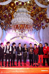 组图：周笔畅大胆红唇妆赴港 为圣诞礼“亮灯” 