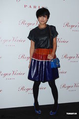 组图：钟楚红低胸马甲亮相劝后辈交友慎重