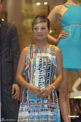 组图：赵薇助阵品牌新店开业 短裙绚丽温柔大方