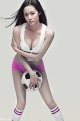 幻灯:王冕大尺度写真助阵世界杯 以手遮胸诱惑无限