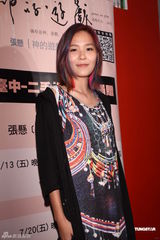 组图：张悬屋顶音乐节嬉皮风造型牵手卢凯彤