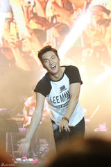 高清图：李敏镐北京曝私密档案 抛吻送拥抱