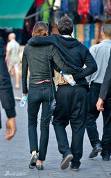 幻灯图集：奥兰多和女友游摩洛哥 亲密勾肩搭背