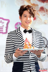 组图：胡宇崴爱吃甜点 否认恋上陈庭妮