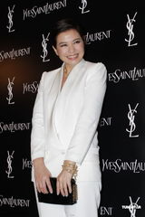 组图：钟楚红低胸白西装亮相 享受旅游暂无意复出