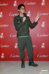 组图：熊黛林携手张智霖出席活动 大露背打扮抢镜