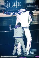 组图：贾斯汀个唱大秀凌空飞踹 小正太太空舞步劲爆