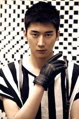 组图：宋珉宇时尚写真 英气逼人魅力尽展