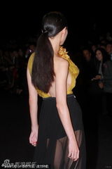 组图：张柏芝薄纱装爆奶走秀 T台姿态性感迷人