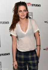 组图：斯图尔特穿透视衫内衣隐现个性十足