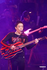 组图：黄贯中开唱未见朱茵 陈豪黄德斌助阵