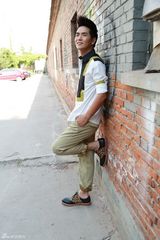 组图：张晓龙夏日街拍多变衬衣潮味足