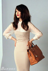 组图：成宥利写真现场照 俏丽多姿百变风格