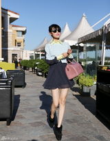 组图：韩丹彤拍夏末街拍 毛衣配短裙秀清新