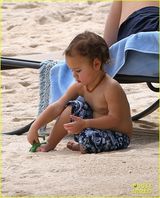 组图：米兰达带儿子海边度假 小家伙卖萌咬奶瓶