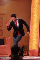 组图：谢安琪裸色裙娇艳动人 将拍新电影