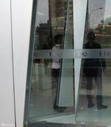 幻灯图：聂远独自流连珠宝店 翘兰花指挑钻戒