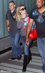 高清组图：布兰妮澳洲演唱会结束 回国遭粉丝围堵