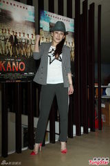 组图：温岚尾椎不慎摔骨裂 男友送中药进补