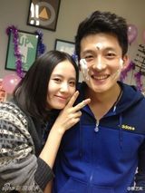 组图：刘诗诗庆生 吴奇隆帅气指挥切蛋糕