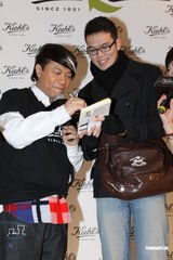 组图：蔡康永出席活动做慈善 现场签书与粉丝合影