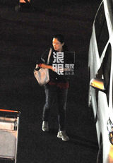 独家：陈凯歌陈红随性打扮恩爱回京