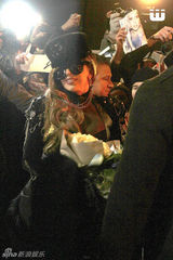 组图：Gaga黑色皮草爆乳装 薄纱露性感美背