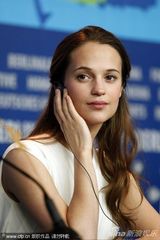 组图：《皇室风流史》发布会 女星维坎德捧花清丽