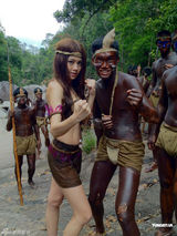 组图：周秀娜深山河中出浴 淋巧克力扮土著